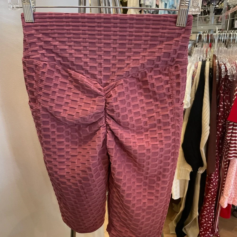 super trendy butt lift leggings! super comfy and has pockets! - Picture 3 of 4